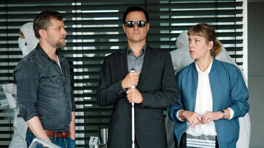 "Blind ermittelt - Lebendig begraben": Niko (Andreas Guenther, l.), Haller (Philipp Hochmair) und Laura Janda (Jaschka Lämmert) beraten sich. (cg/spot)
