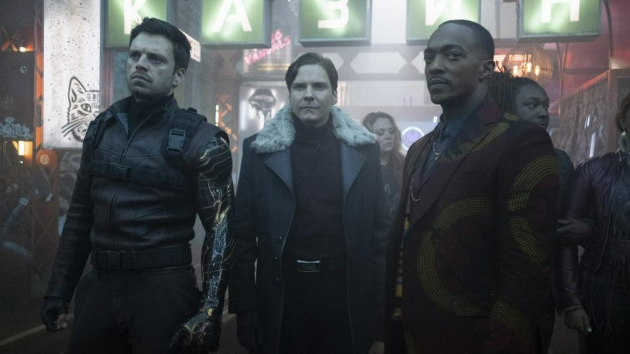 Der "Winter Soldier" (l., Sebastian Stan) und "Falcon" (r., Anthony Mackie) sind auf die Hilfe von Helmut Zemo (Daniel Brühl) angewiesen. (wag/spot)