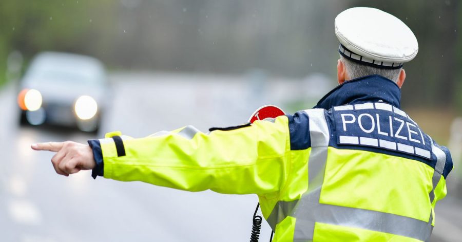 Ein Polizist während einer Geschwindigkeitskontrolle an einer Bundesstraße.