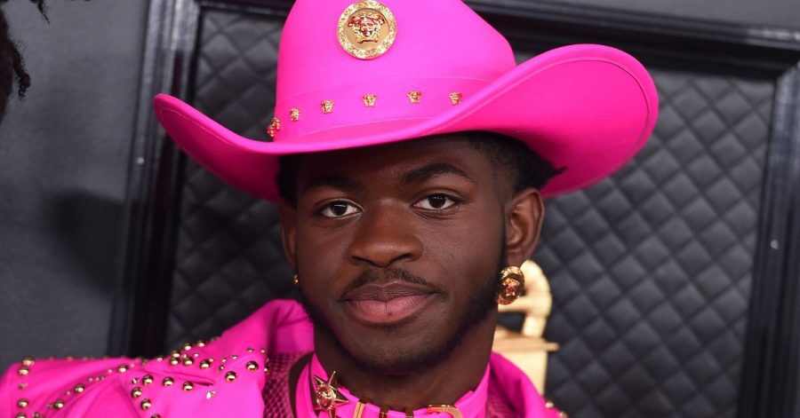 Lil Nas X kommt Dominic Fike ganz nah.