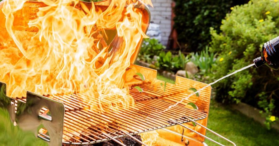 Spiritus, Alkohol oder gar Benzin erhöhen die Hitze im Grill extrem und können hohe, unkontrollierbare Flammen fördern.