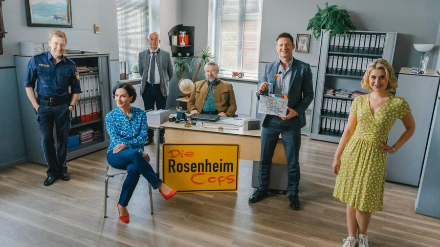 "Die Rosenheim-Cops" (v.l.): Polizeihauptmeister Michi Mohr (Max Müller), Miriam Stockl (Marisa Burger), Chef Gert Achtziger (Alexander Duda), die Kommissare Anton Stadler (Dieter Fischer) und Sven Hansen (Igor Jeftic) sowie Christin Lange (Sarah Thonig). (ili/spot)