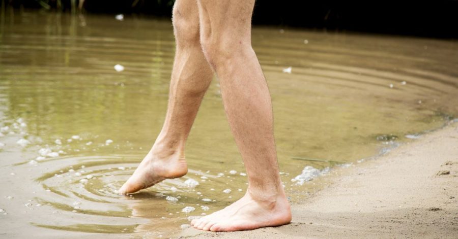 Vorsichtig herantasten: Kaltes Wasser und fehlende Kondition können sonst auf den ersten Schwimmrunden zum Problem werden.