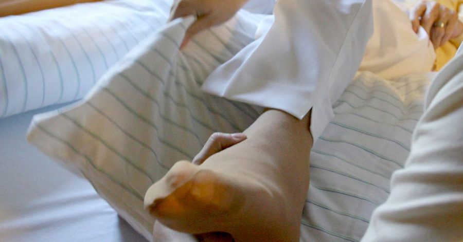 Viele Pflegebedürftige sind bettlägerig. Regelmäßige Lagewechsel sind für sie eminent wichtig, um Druckgeschwüre zu vermeiden.
