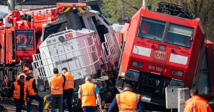 Die verunglückten Loks in der Nähe vom Bahnhof Fallersleben. Am Mittwochabend war eine Lok mit dem Triebfahrzeug eines Güterzuges kollidiert. Verletzt wurde niemand.