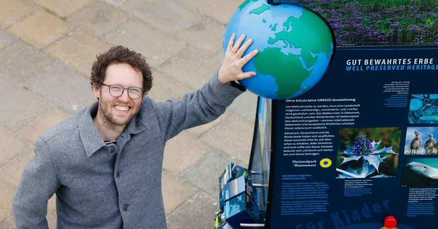 Schleswig-Holsteins Umweltminister Jan Philipp Albrecht hat die neuen Weltnaturerbe-Säulen in Büsum vorgestellt.