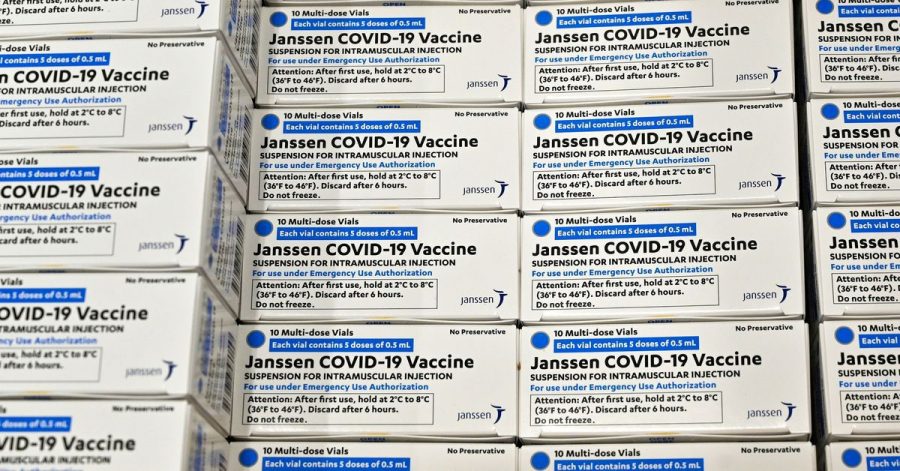 Schachteln des Impfstoffs von der Johnson & Johnson-Tochter Janssen COVID-19 liegen nebeneinander.