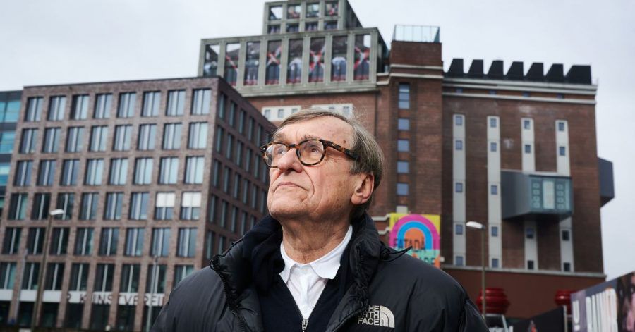 Adolf Winkelmann vor dem Dortmunder U-Turm.