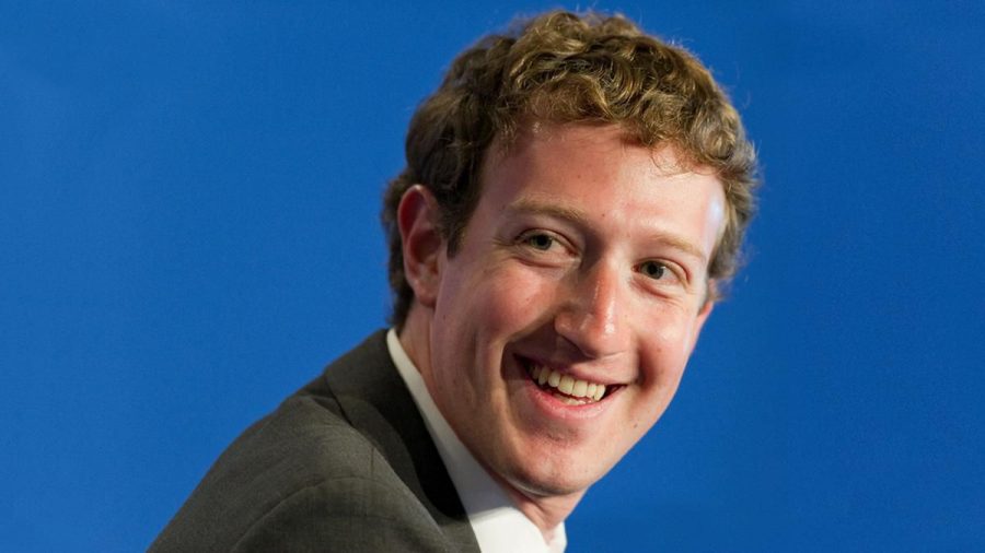Mark Zuckerberg kann über sich selbst lachen. (mia/spot)
