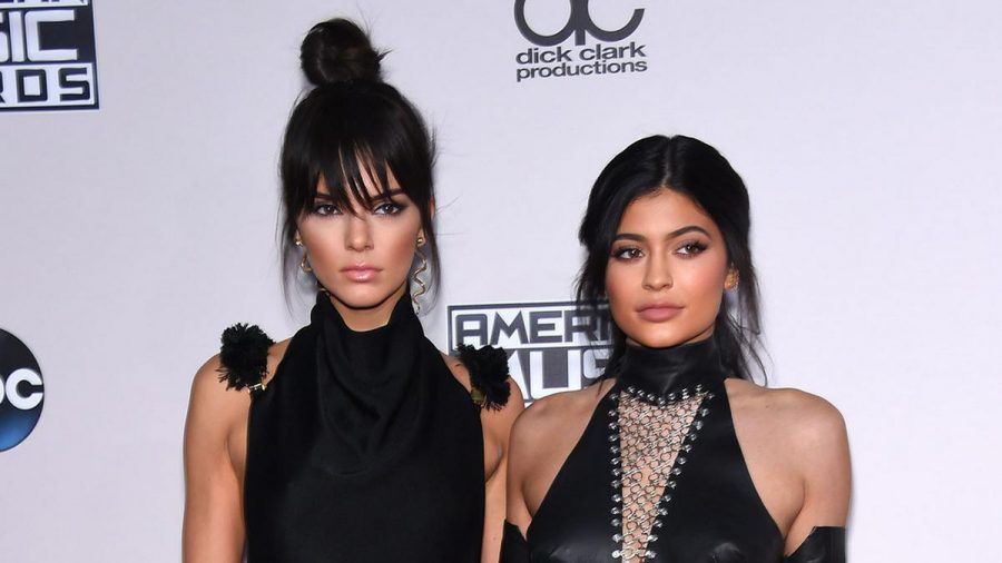 Kendall Jenners (l.) Stalker wurde vor dem Haus ihrer Schwester Kylie Jenner festgenommen. (ili/spot)