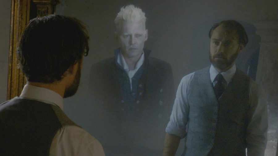 "Phantastische Tierwesen: Grindelwalds Verbrechen": Jude Law als junger Albus Dumbledore sieht nicht nur sein Spiegelbild, sondern auch Johnny Depp als Gellert Grindelwald (hub/stk/spot)