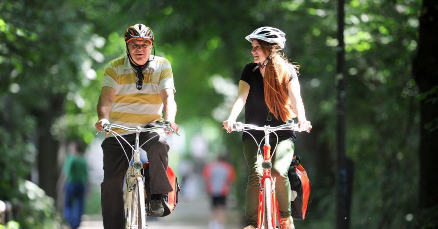 Ein eher aufrechter Sitz schont den Rücken beim Radfahren.