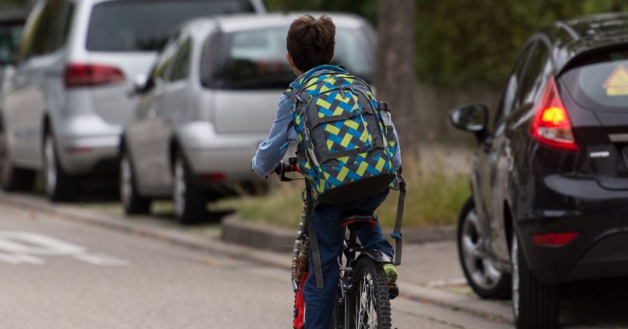 Auch Kinder haben Sorgfaltspflichten, wenn sie zum Beispiel mit dem Fahrrad auf die Straße fahren.