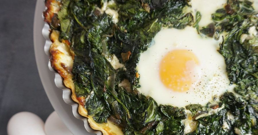 Die Tarte mit der Spinat-Masse und ausgesparten Mulden wird zunächst 20 Minuten gebacken. Erst dann werden die Eier in die Mulden aufgeschlagen. Danach kommt die Tarte für weitere 15 Minuten in den Backofen.