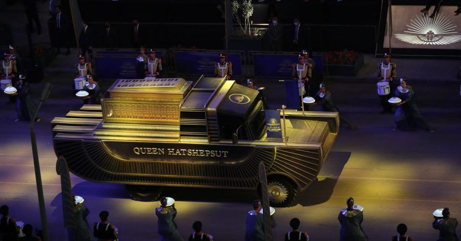 Ein Wagen transportiert die Mumie der legendären Pharaonin Hatschepsut durch Kairo.