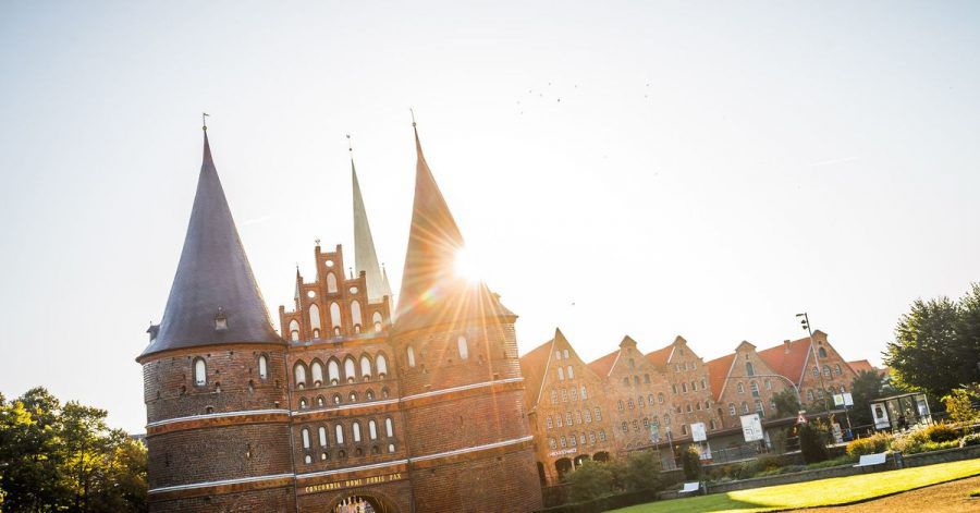 Wahrzeichen der Stadt: das Holstentor in Lübeck.