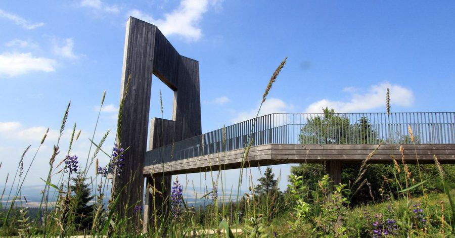 Landschaftskunst: begehbare Gipfelskulptur «Windklang» von Christoph Macke auf dem Erbeskopf.