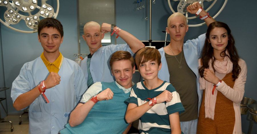 Die Schauspieler Ivo Kortlang (Toni Vogel, l-r), Danian Hardung (Jonas Till Neumann), Timur Bartels (Alex Breidtbach), Nick Julius Schuck (Hugo Krüger), Tim Oliver Schultz (Leo Roland) und Luise Befort (Emma Wolfshagen).
