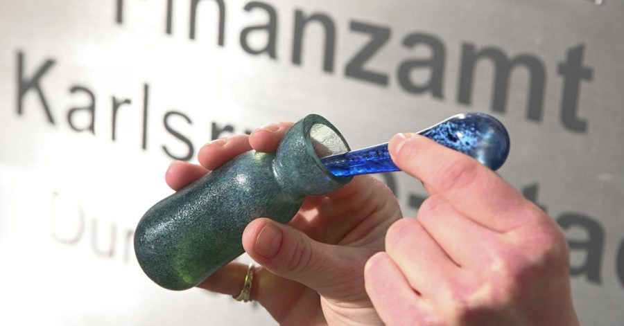 Der «Steuerduft» kommt im grünen Glasflakon daher und kostet 60 Euro. Das Geld soll in die Produktion einer neuen Charge fließen. «Geld verwandelt sich auf allegorische Weise also immer wieder in Duft», erklärt die Künstlerin.