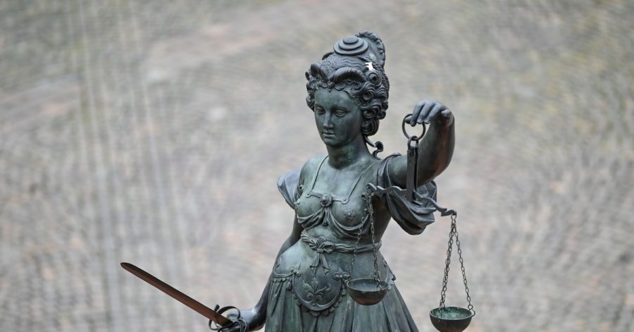 Das Berliner Landgericht hat einen Mann wegen mehrerer Vergewaltigungen zu einer hohen Gefängnisstrafe verurteilt. Die Tatserie hatte im Raum Berlin/Brandenburg große Besorgnis ausgelöst. (Symbolbild)