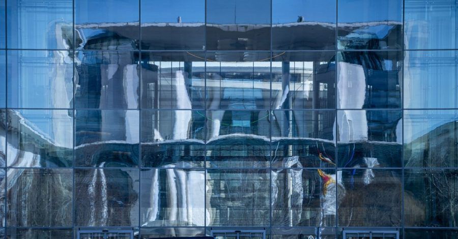 Die Fassade des Bundeskanzleramts spiegelt sich in Paul-Löbe Haus des Bundestags.