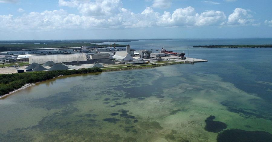 Floridas Governeur DeSantis hat den Notstand ausgerufen: Südlich von Tampa droht das Abwasserbecken einer früheren Düngemittelfabrik zu bersten.