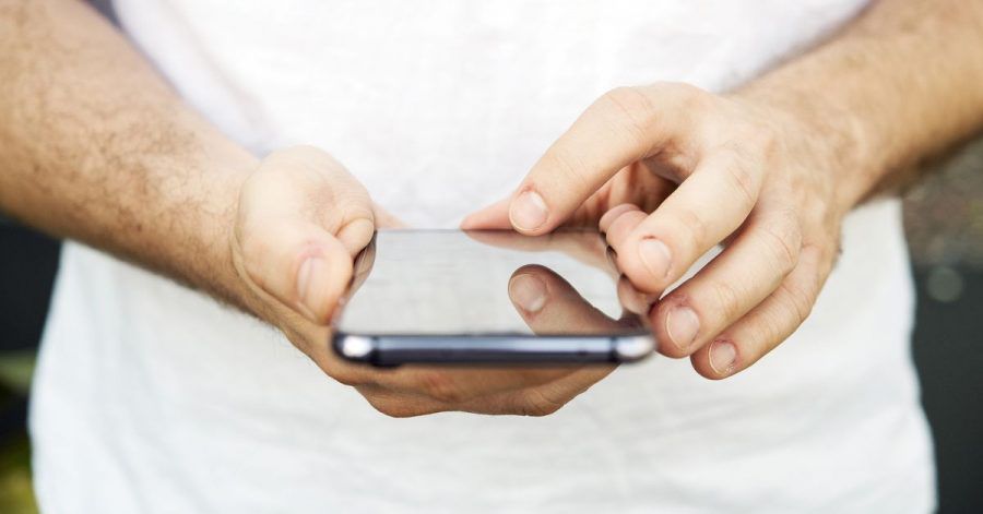 Auf dem Smartphone jagt eine Nachricht die nächste: Trotzdem sollte man SMS sorgfältig prüfen, bevor man darin auf einen Link tippt.