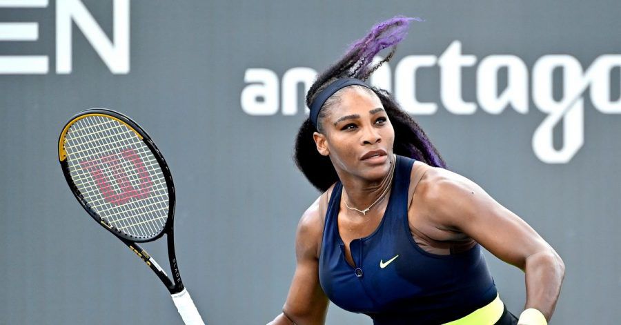 Serena Williams auf dem Tennisplatz.
