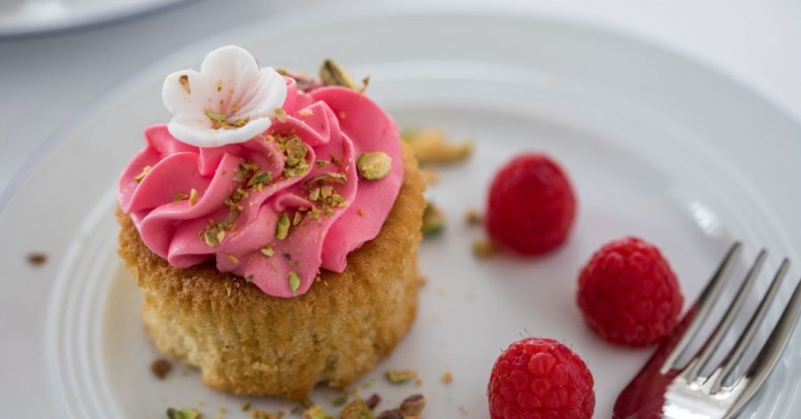 Die Ganache ist eine süße Creme aus Sahne und Schokolade. Sie lässt sich perfekt mit frischen Beeren mischen.