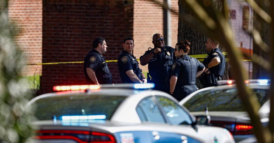 Die US-Polizei von Knoxville sichert den Tatort ab. An einer Schule hat es Schüsse gegeben.