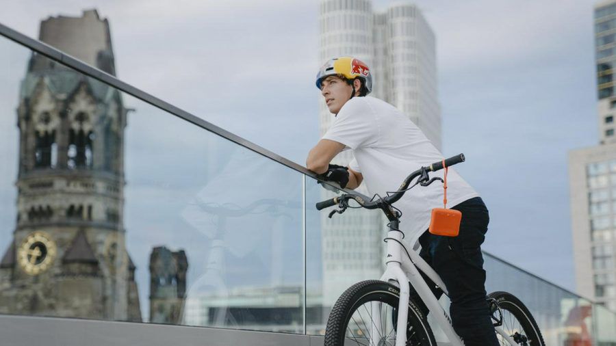 Fabio Wibmer ist offizieller Red-Bull-Athlet und Testimonial von Lautsprecher Teufel. (ncz/spot)