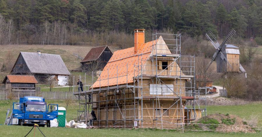 Arbeiter rüsten das neu erworbene Landwohnhaus aus Abtsbessingen ein, das zu den Neuzugängen des Museumsdorfs Hohenfelden gehört.