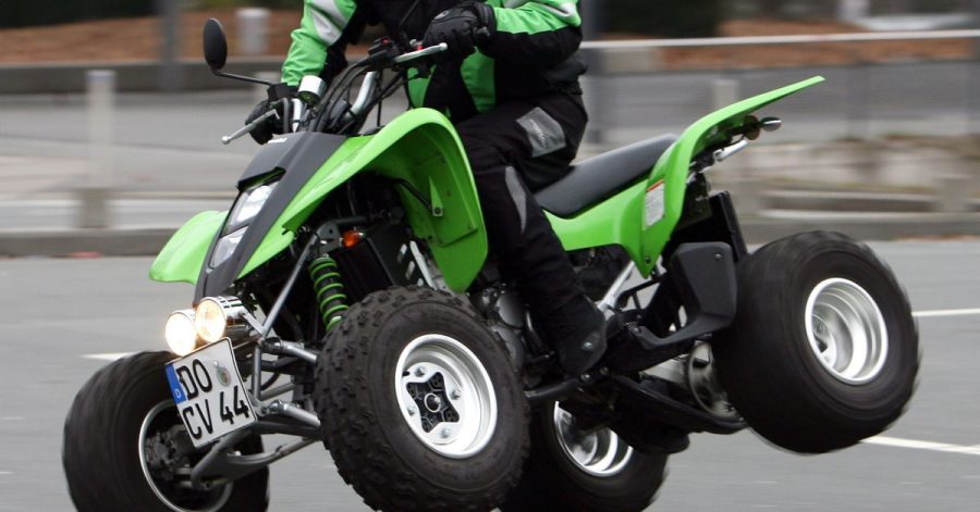 Wer mit einem Quad auf der Straße fahren will, sollte die heiklen Eigenheiten kennen und sich entsprechend darauf einstellen.