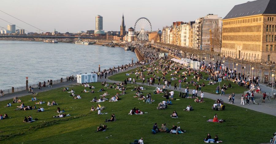 Menschen halten sich an der Rheinuferpromenade und den Rheinwiesen in Düsseldorf auf. Laut dem RKI breitet sich die sehr ansteckende Corona-Variante B.1.1.7 rasch in Deutschland aus.