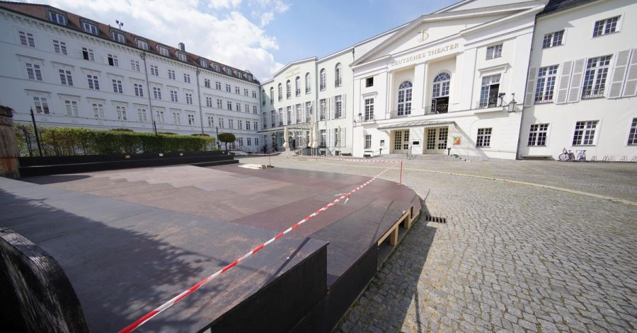 Eine Tribüne ist vor dem Eingang des Deutschen Theaters.