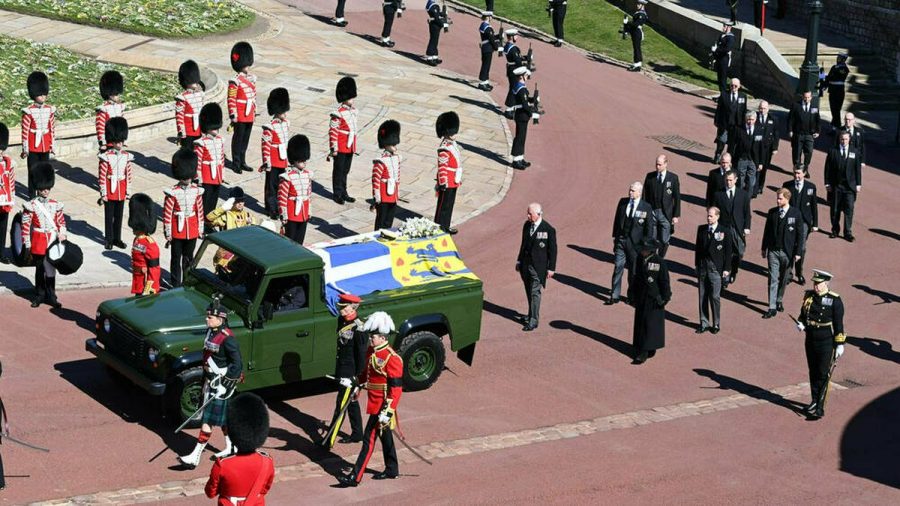 Prinz Philips Sarg wurde in einem eigens umgebauten Land Rover zur St.-Georgs-Kapelle gefahren. (wag/spot)
