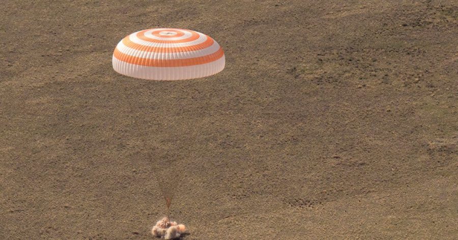 Die russische Raumkapsel Sojus MS-17 landet in einem abgelegenen Gebiet in Kasachstan.