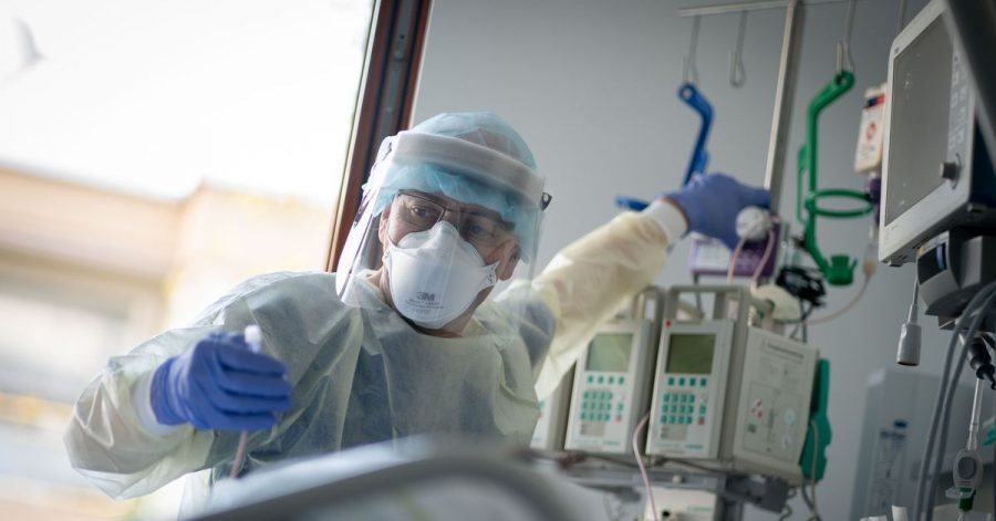 Nur ein Drittel der Intensivstationen bundesweit kann derzeit noch «einfach so» Patienten aufnehmen, warnt der wissenschaftliche Leiter des Intensivregisters, Christian Karagiannidis. (Bild aus Berlin)