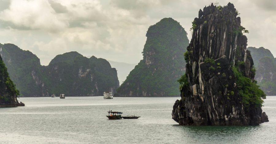 Die Halong-Bucht mit ihren Karstfelsen ist eine der Top-Sehenswürdigkeiten Vietnams - gleich nebenan liegt die Insel Cat Ba.