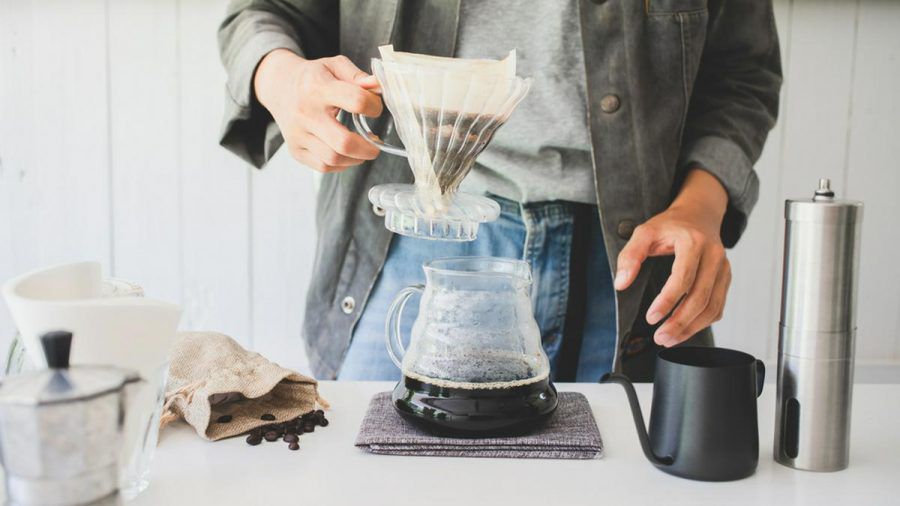 Zwei Lagen Küchenpapier können einen Kaffeefilter im Notfall ersetzen. (spot)