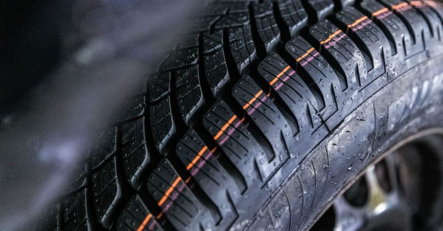 Winter adé: Wer seine Winterreifen über den Sommer selbst einlagern will, säubert sie besser vorher und entfernt eingefahrene Steinchen im Profil.
