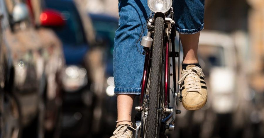 Die Produktion für klassische Fahrräder ist gesunken. Nach jüngsten Angaben der Branchenverbände hatten im vergangenen Jahr vor allem teure E-Bikes den Absatz in die Höhe getrieben.