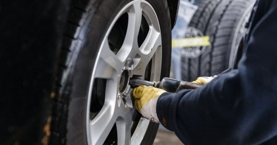Ein Reifen hat nicht mehr genug Profil: Ein Mix verschiedner Reifen wäre erlaubt, aber Experten vom ADAC raten ausdrücklich davon ab.