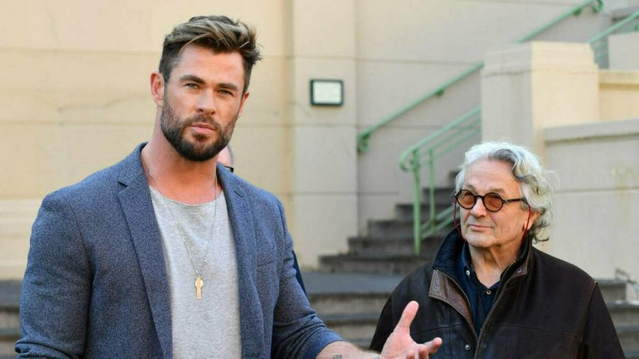 Chris Hemsworth (l.) bei einer Pressekonferenz in Australien, an seiner Seite "Mad Max"-Regisseur George Miller. (stk/spot)