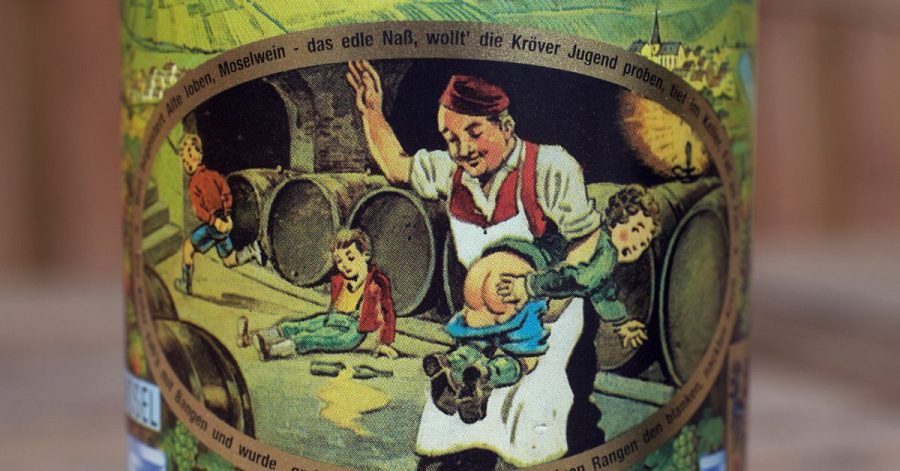 Das Etikett "Kröver Nacktarsch" ziert eine Weinflasche.