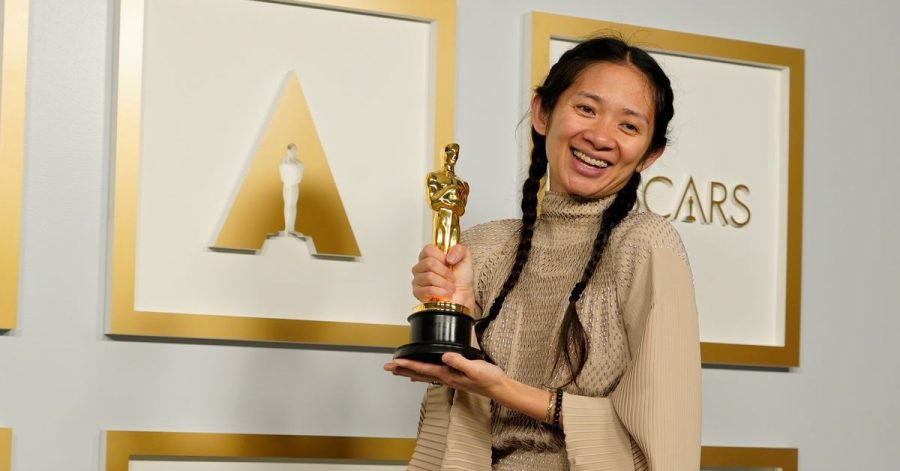 Chloé Zhao, Regisseurin, mit dem Oscar für den besten Film für «Nomadland».