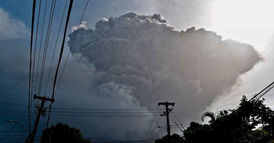Eine Aschewolke steigt auf nachdem der Vulkan La Soufriere auf der östlichen Karibikinsel St. Vincent ausbricht.