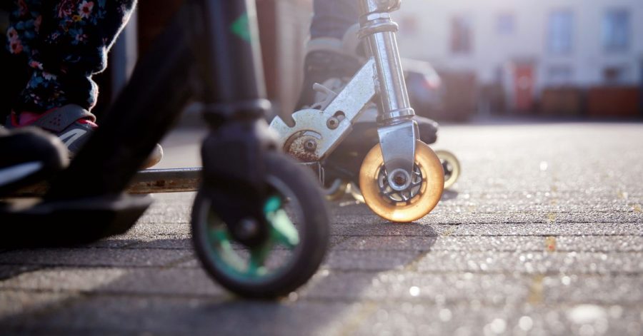 Schnell und wendig: Wichtig ist, dass Roller auf die Körpergröße von Kindern abgestimmt sind.