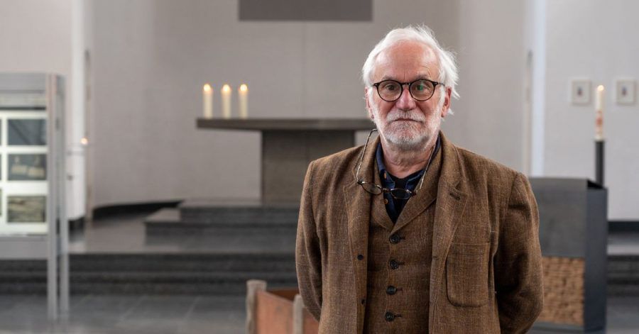 Eugen Blume, deutscher Kurator und Kunsthistoriker, steht in der Ausstellung Joseph Beuys «Der Erfinder der Elektrizität» in der St. Matthäus-Kirche.