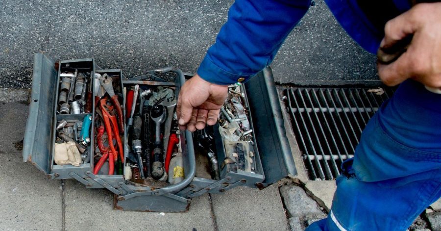 Seriöse Handwerker lassen sich gut durch Empfehlungen von Freunden und Familie finden.